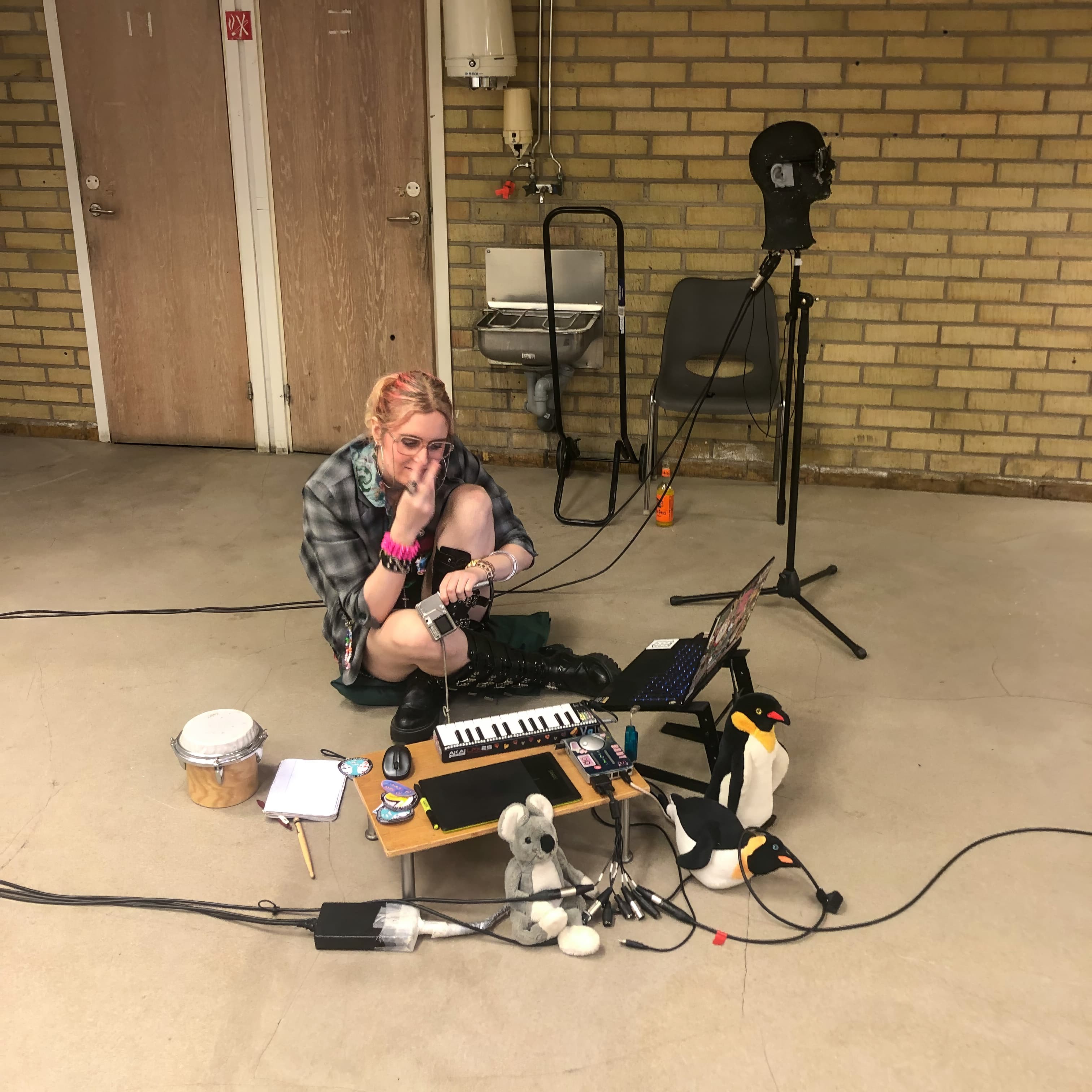 Valerie dressed in High School-chique at a Ballroom event. She wears a suit jacket, a short grey skirt, has an extremely fake Gucci it-bag and looks at the camera in a somewhat flirty way.